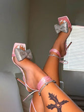 Tacones abiertos con lazo y purpurina